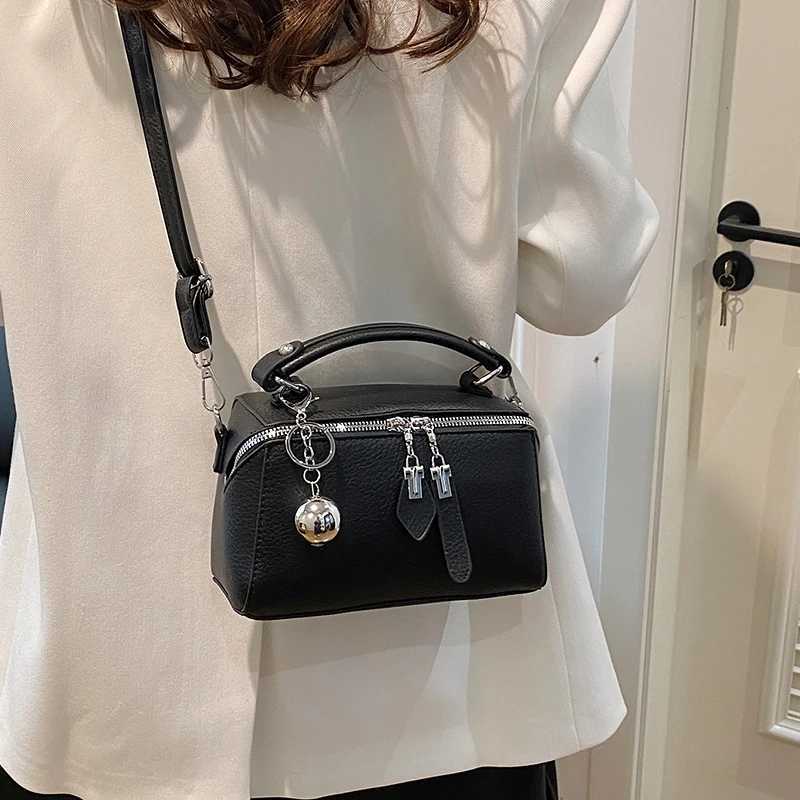 Womens Classic Designer Leather Handbag Womens Shoulder Bag Ten Font Messenger Bag Luxury Elegant and Popular Y250315