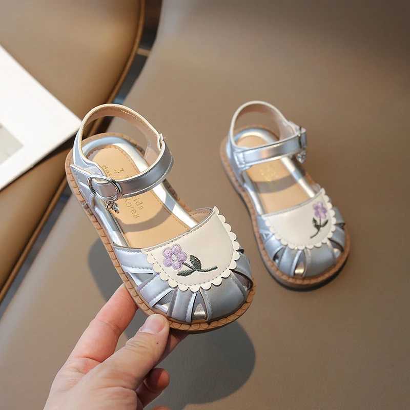 Girl Leather Princess Sandals 2024 Summer New Casual Retro Barefoot Embroidered Flower Soft Bottom Half SandalsT250315