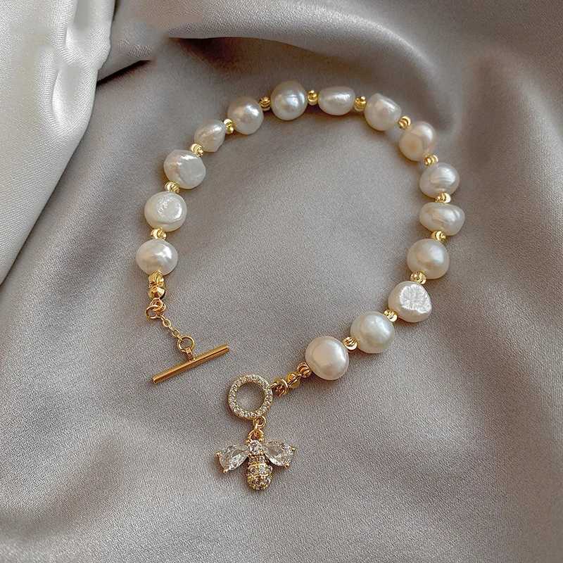 2021 Elegant Baroque Natural Pearl String Bracelet Womens Luxury Zircon Bee Pendant Bracelet Fashion Girl Sweet JewelryXJ250315