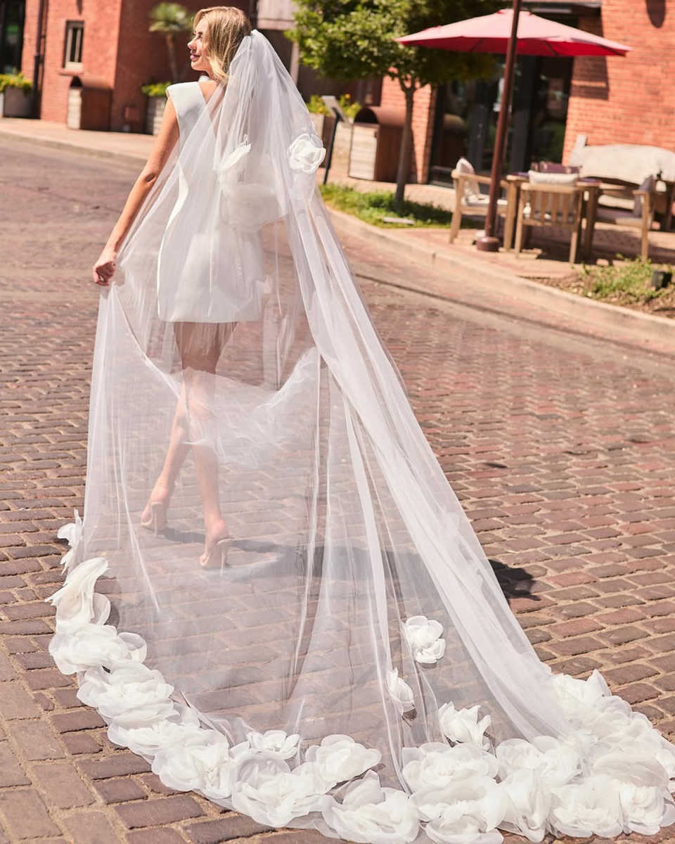 Elegant Wedding Veil Appliques Handmade Flowers One Layer Long Cathedral Length Veils Applique Edge Customized High Quality