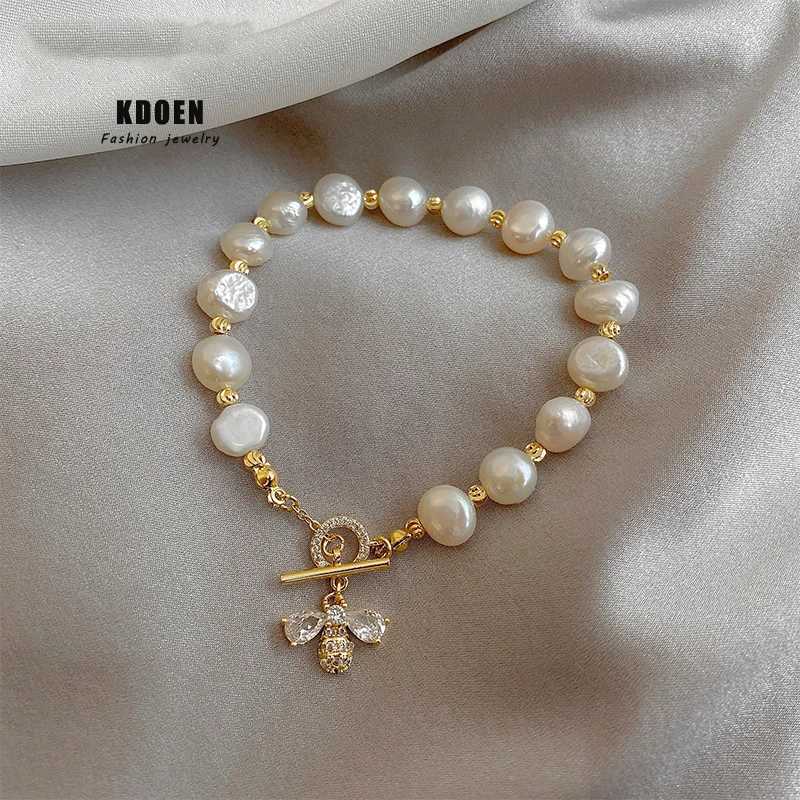 2021 Elegant Baroque Natural Pearl String Bracelet Womens Luxury Zircon Bee Pendant Bracelet Fashion Girl Sweet JewelryXJ250315