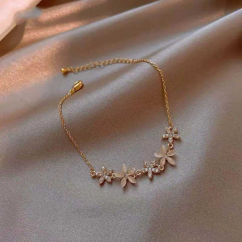 New luxury crystal flower cubic zirconia pendant bracelet from South Korea womens round butterfly sparkling rhinestone bracelet jewelryXJ250315
