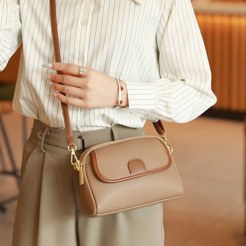 Mobile Phone Women's 2024 New Stylish Wide Strap Premium Texture Single Shoulder Crossbody Small Square Bag