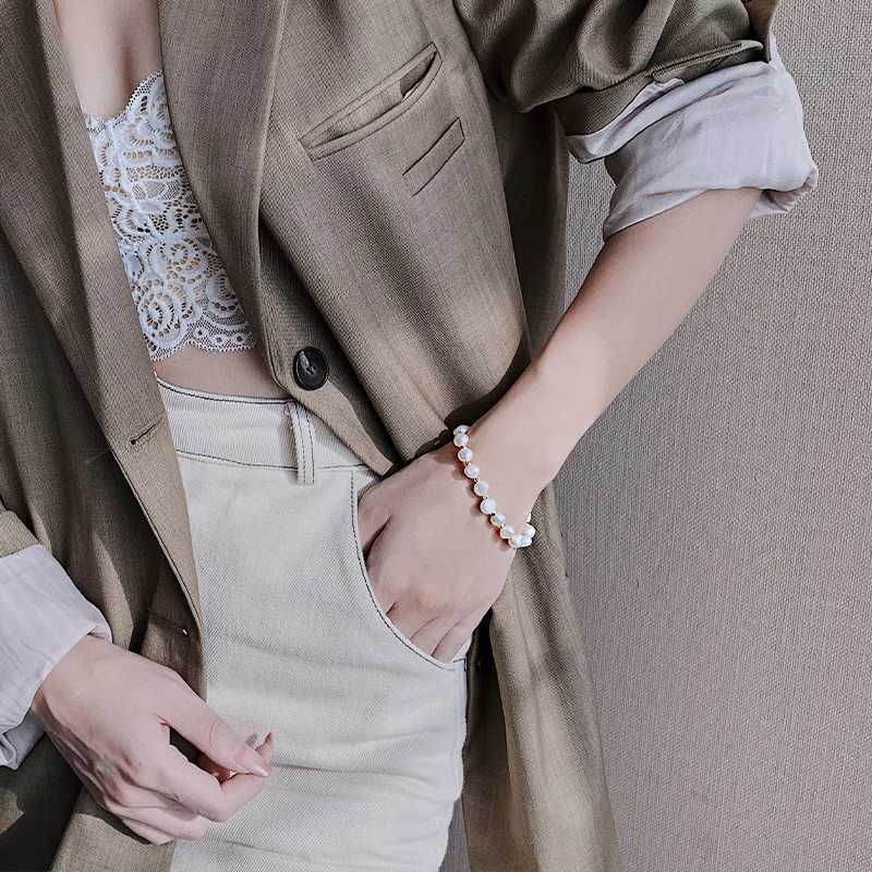 2021 Elegant Baroque Natural Pearl String Bracelet Womens Luxury Zircon Bee Pendant Bracelet Fashion Girl Sweet JewelryXJ250315