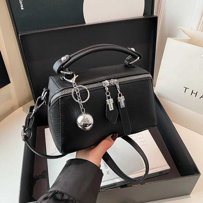 Womens Classic Designer Leather Handbag Womens Shoulder Bag Ten Font Messenger Bag Luxury Elegant and Popular Y250315