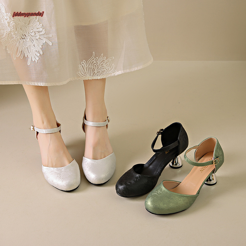Spring and summer new Chinese style women's paired skirts, fashionable sandals with toe caps, fairy style, hollow single shoes for outdoor wear, 
