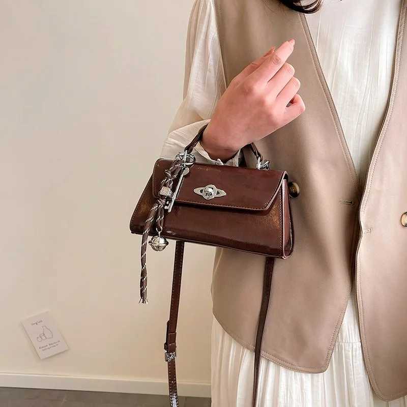 High end leather Cmuter bag - a personalized human messenger for warm minimalist Parisian retro shoppers Y250321