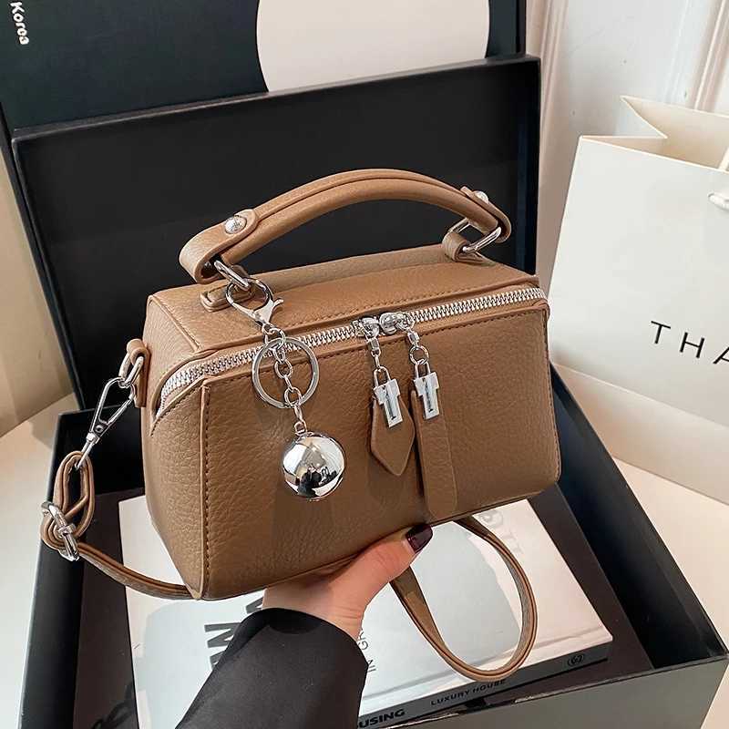 Womens Classic Designer Leather Handbag Womens Shoulder Bag Ten Font Messenger Bag Luxury Elegant and Popular Y250315