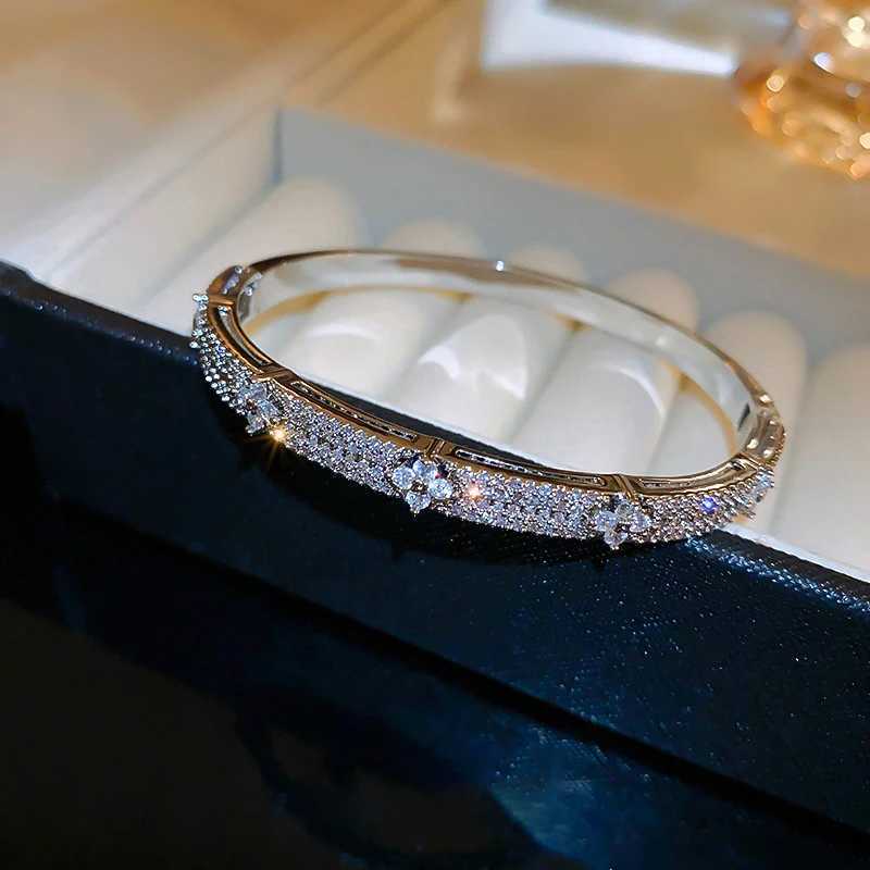 Anjery Flower inlaid sparkling zircon bracelet suitable for women elegant and exquisite vintage French jewelry wedding wholesaleXJ250315