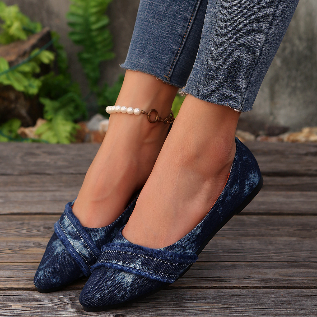 Chic Ladies' Flat Sneakers - Perfect Blend of Style and Functionality