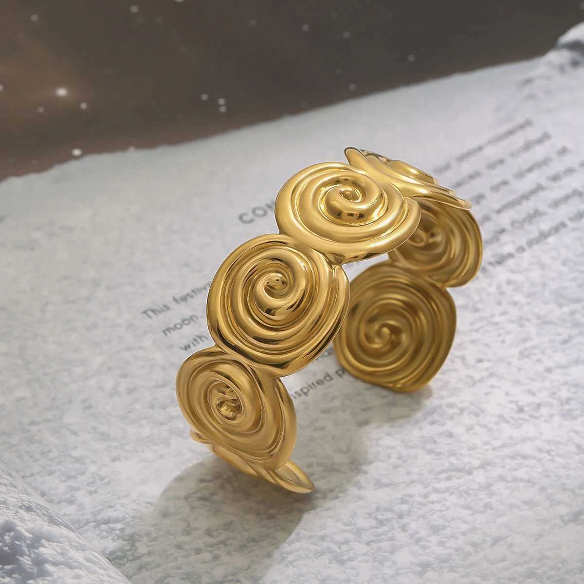 Youthway Minimalist Holiday 18K Gold Plated Stainless Steel Spiral Round Open Bracelet Summer Fashion Womens Jewelry GiftXJ250315