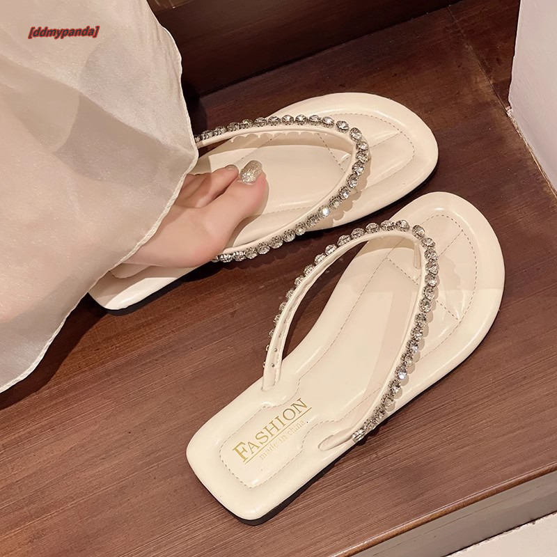 Beach flip flops for women's outdoor wear with a sense of luxury. 2025 summer new flat bottomed anti slip vacation internet famous clip toe sanda