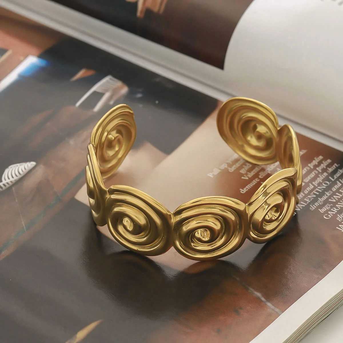 Youthway Minimalist Holiday 18K Gold Plated Stainless Steel Spiral Round Open Bracelet Summer Fashion Womens Jewelry GiftXJ250315