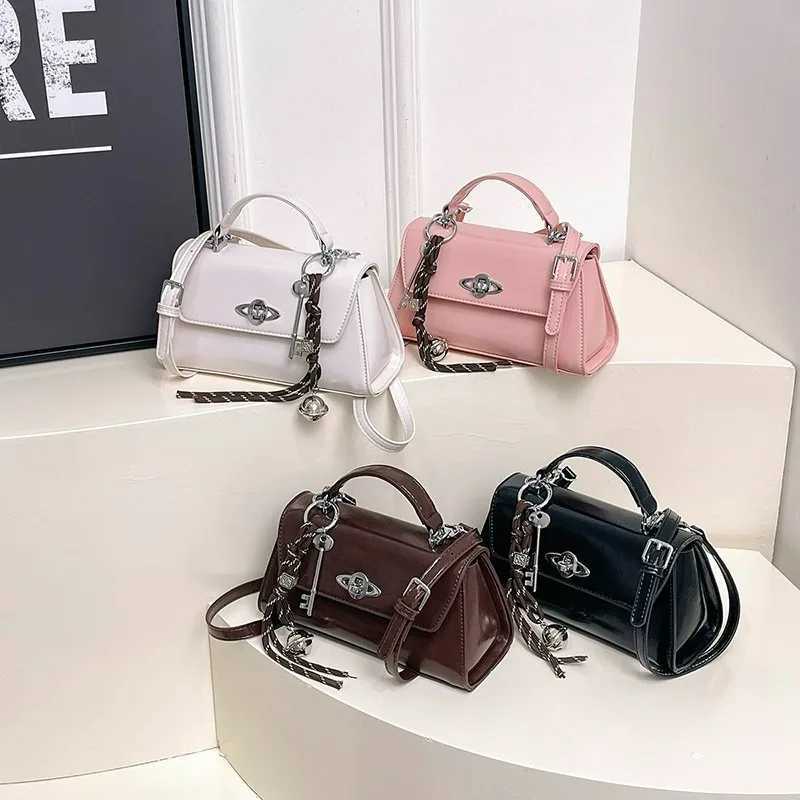 High end leather Cmuter bag - a personalized human messenger for warm minimalist Parisian retro shoppers Y250321