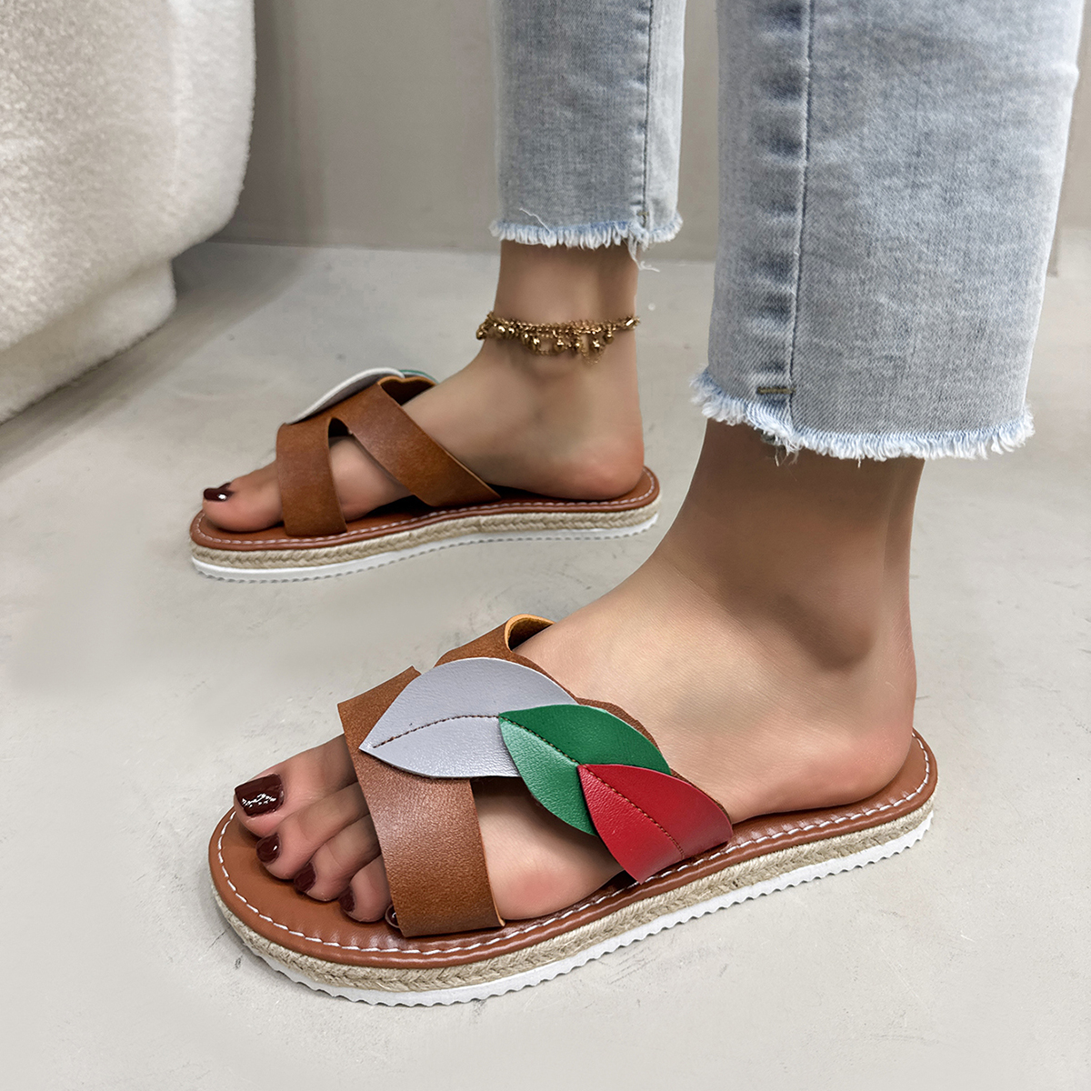 Elegant Women's Open-Toe Flat Sandals - Lightweight and Breathable Footwear for Hot Days