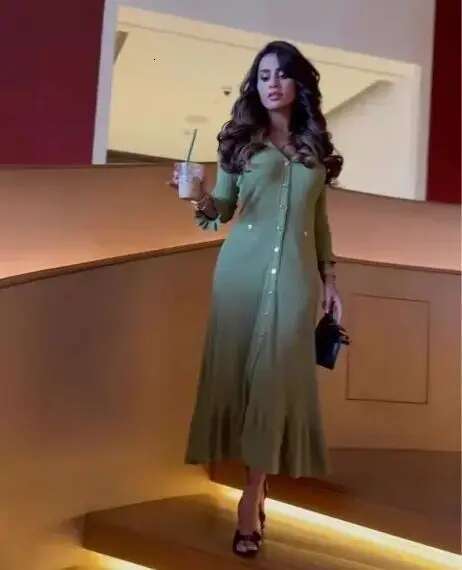 2023 Women New Short-Sleeved Knitted Maxi Dress V-Neck Elegant Buttons Vestido French Brand Dresses For Day And Night Party