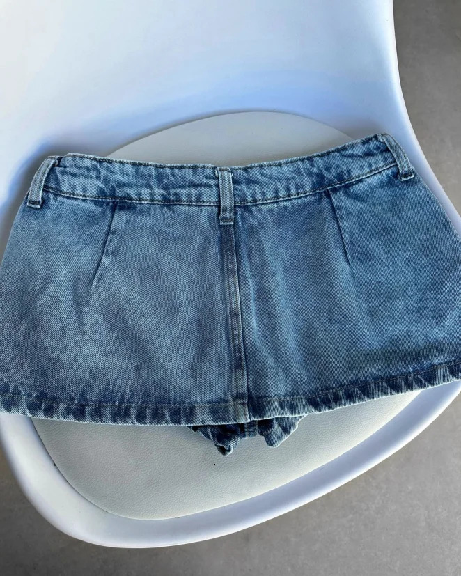 Low waist straight leg American spicy metal belt buckle punk style light wash Distressed denim hip embrace super shorts 250312