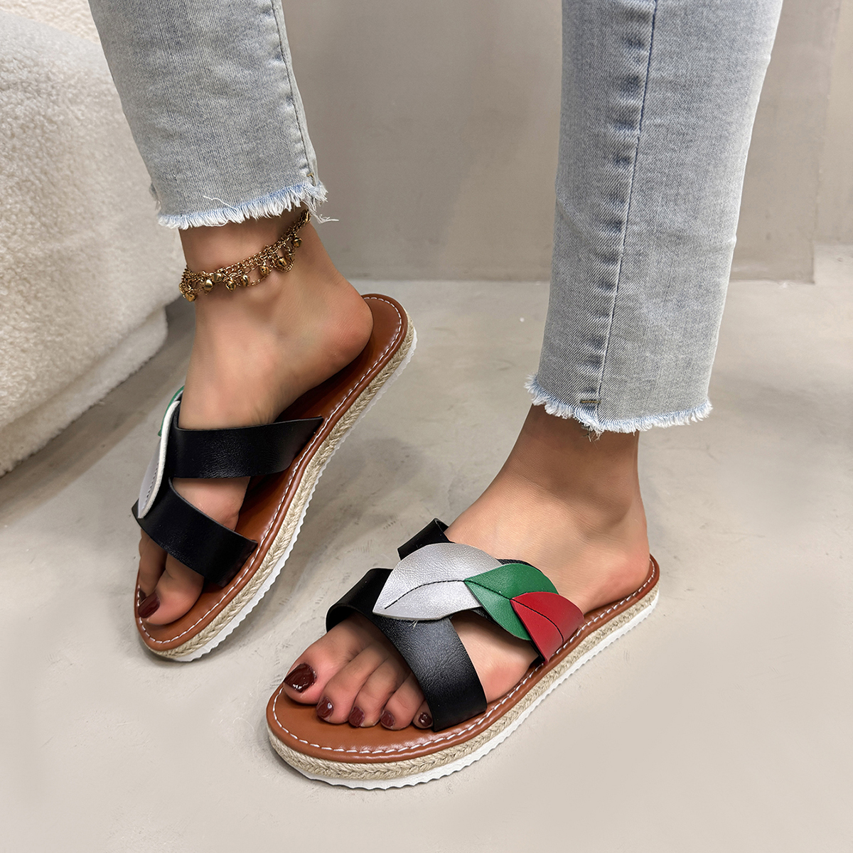 Elegant Women's Open-Toe Flat Sandals - Lightweight and Breathable Footwear for Hot Days
