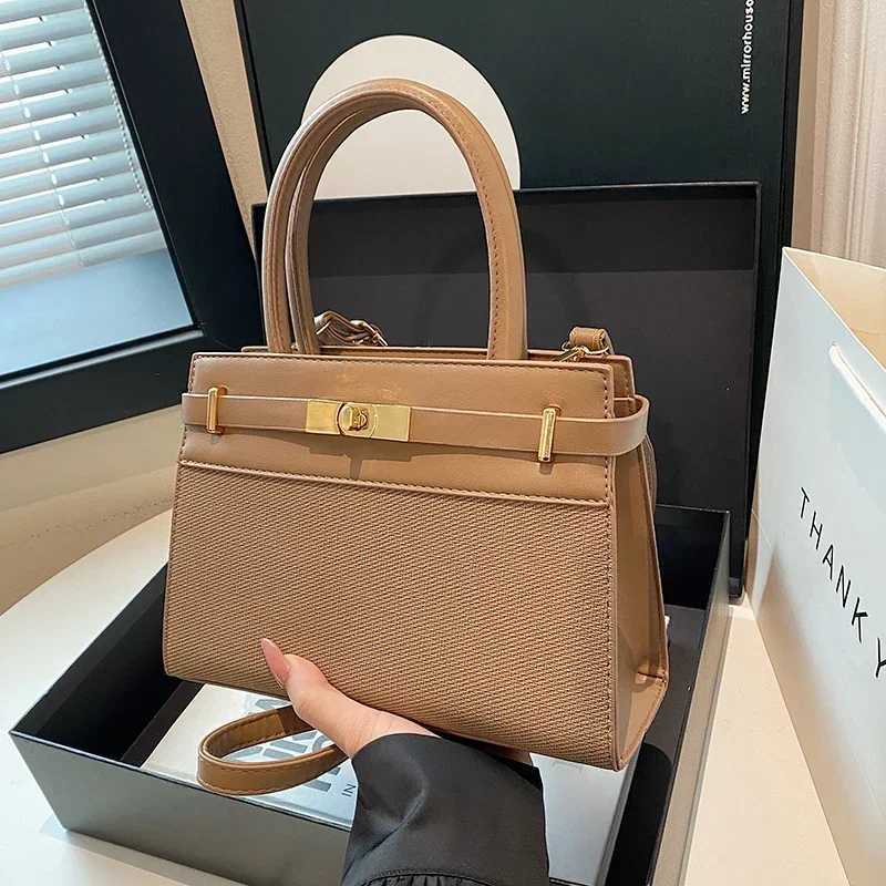 Chic Casual Messenger - Luxury Vintage Leather Purse With Crossbody Strap Minimalist Parisian-Inspired Design Y250315