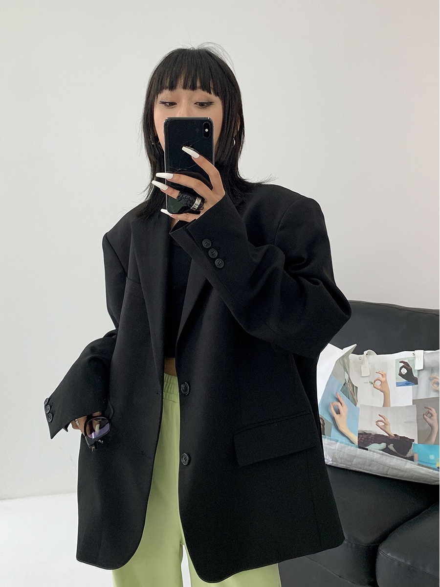 O313Stylish Black Woman's Suit Jacket - Ideal for Transitional Seasons