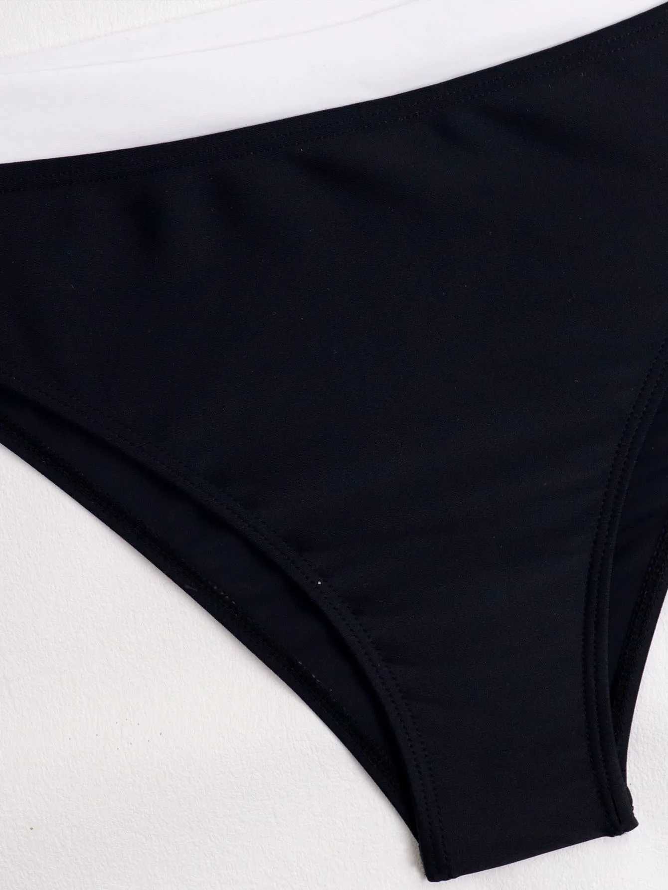 2025 Roman and American New Fashion Swimsuit Solid Color Black and White Splicing Swimsuit Sexy Cross disciplinary Womens WearXJ250315