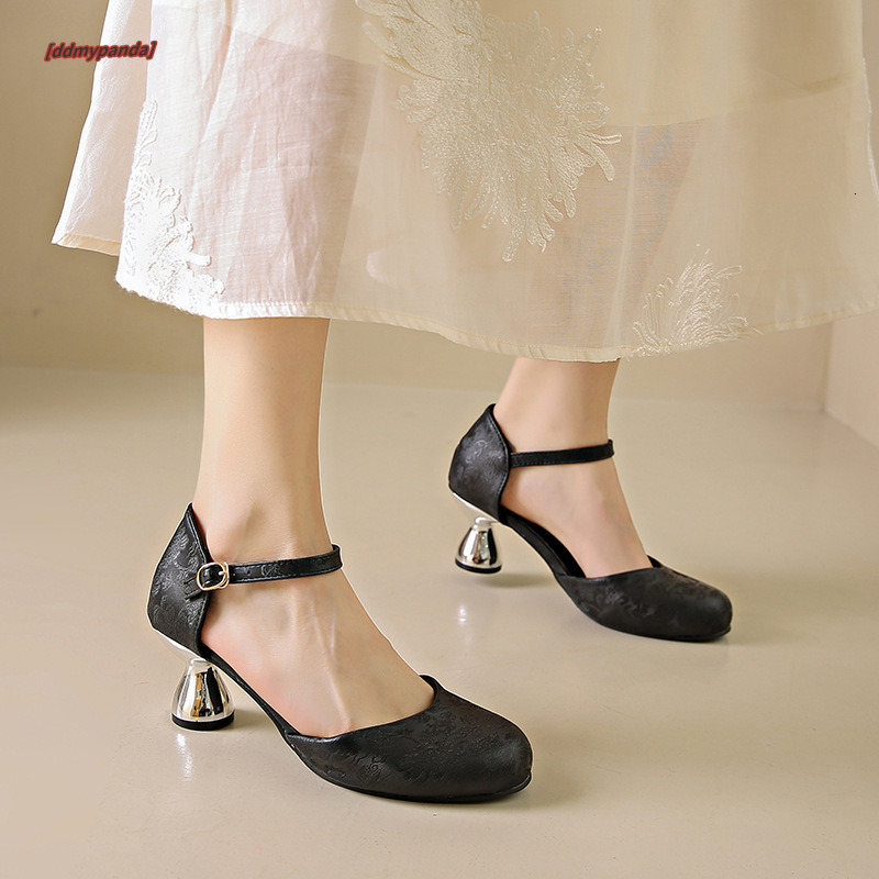 Spring and summer new Chinese style women's paired skirts, fashionable sandals with toe caps, fairy style, hollow single shoes for outdoor wear, 