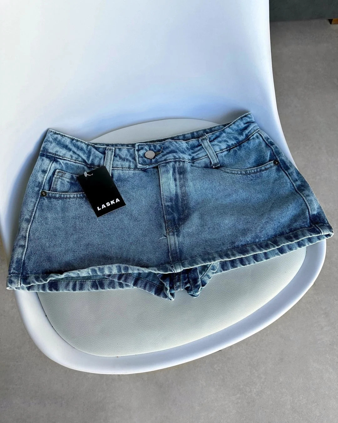 Low waist straight leg American spicy metal belt buckle punk style light wash Distressed denim hip embrace super shorts 250312