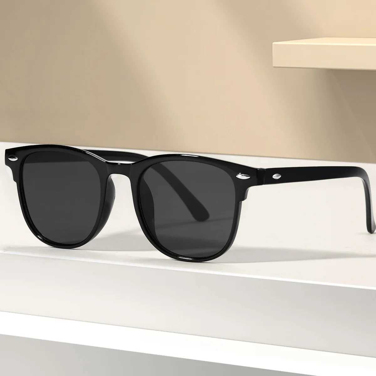 Retro Metal Rivet Sunglasses for Women Retro Neutral Classic Outdoor Travel Fashion Glasses with Gradient Tone W250315