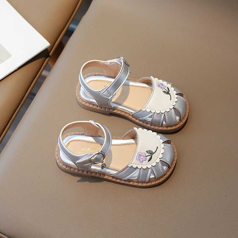 Girl Leather Princess Sandals 2024 Summer New Casual Retro Barefoot Embroidered Flower Soft Bottom Half SandalsT250315