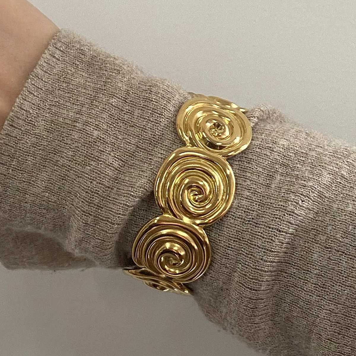 Youthway Minimalist Holiday 18K Gold Plated Stainless Steel Spiral Round Open Bracelet Summer Fashion Womens Jewelry GiftXJ250315