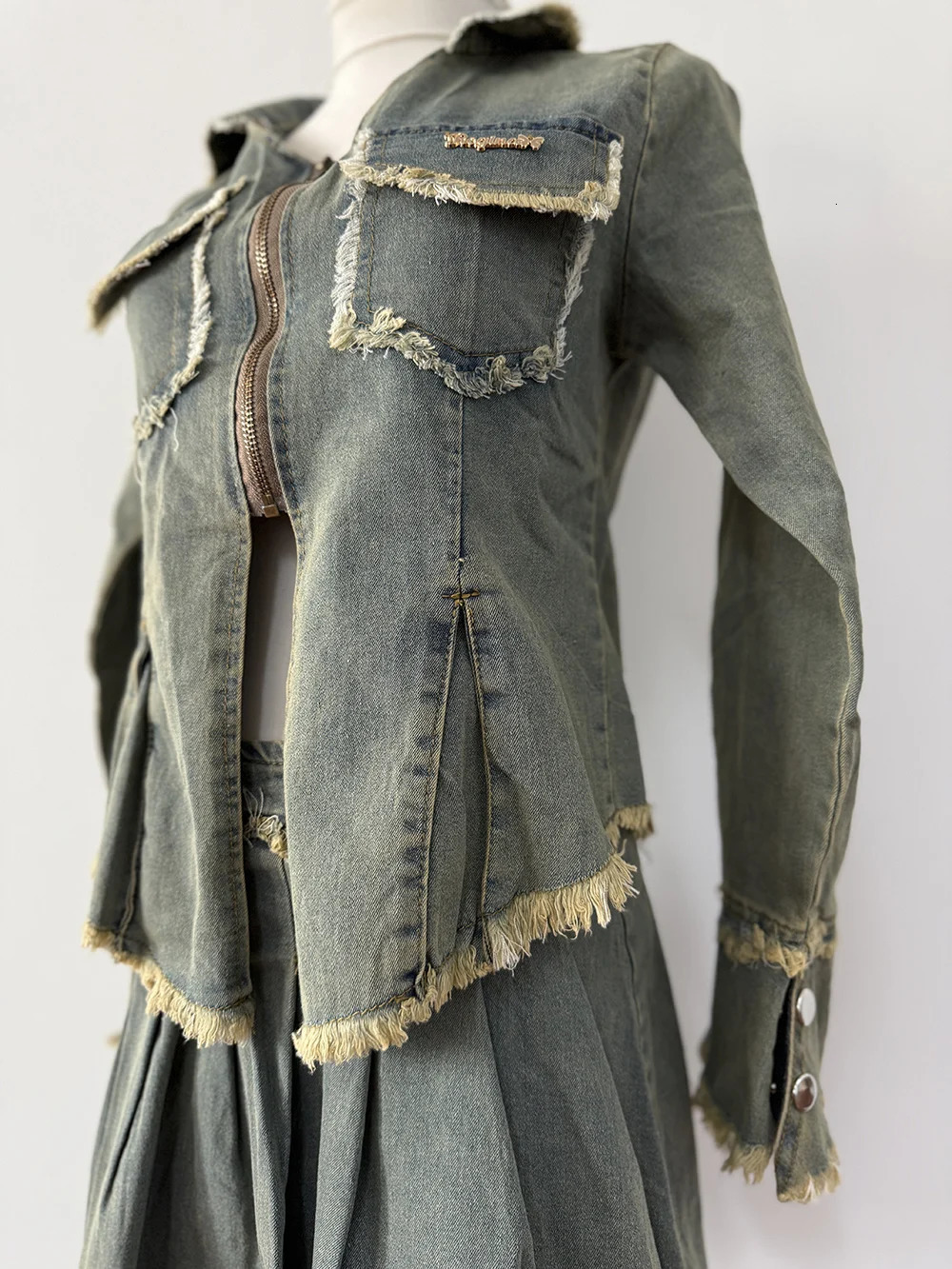 This Years French Longsleeved Allmatch n Retro Chinese Spice Washed Denim Short Jacket and Skirt Suit 250312