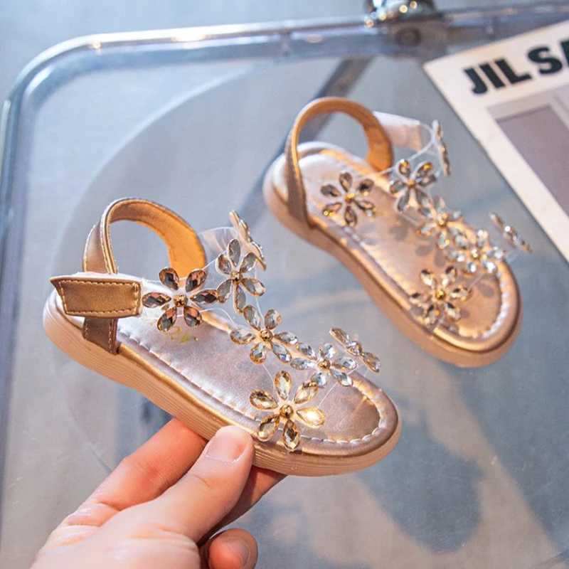 2024 Summer Girls Sandals Flower Crystal Princess Shoes Childrens Fashion Rhinestone Beach Shoes Childrens Anti slip Ankle Strap ShoesT250315