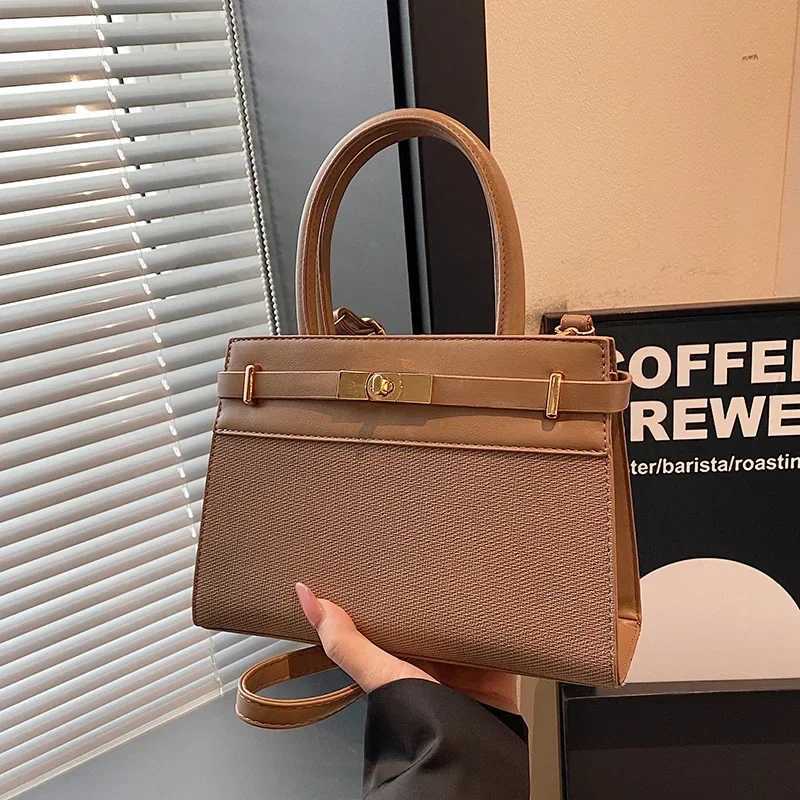 Chic Casual Messenger - Luxury Vintage Leather Purse With Crossbody Strap Minimalist Parisian-Inspired Design Y250315