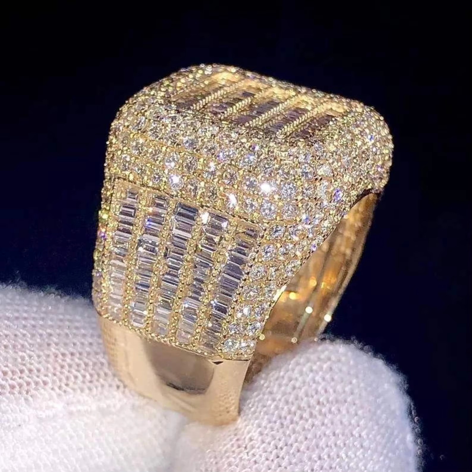 Mens Ring Trend Hip Hop Ice Out VVS Natural 10K 14K 18K Gold Full Diamond Rounded Alphabet Ring Luxury Costume Jewelry
