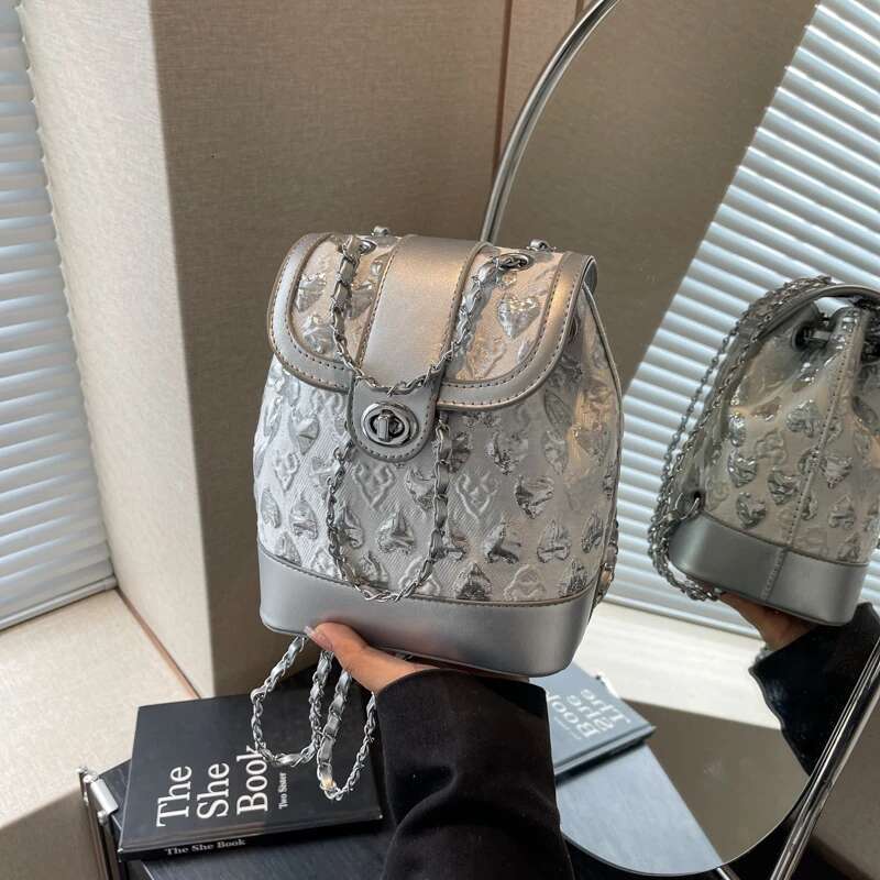 2025 New Heart Shaped Fashion PU Solid Chain Designer Fashion Fresh High Quality Women's Backpack Casual Bag2
