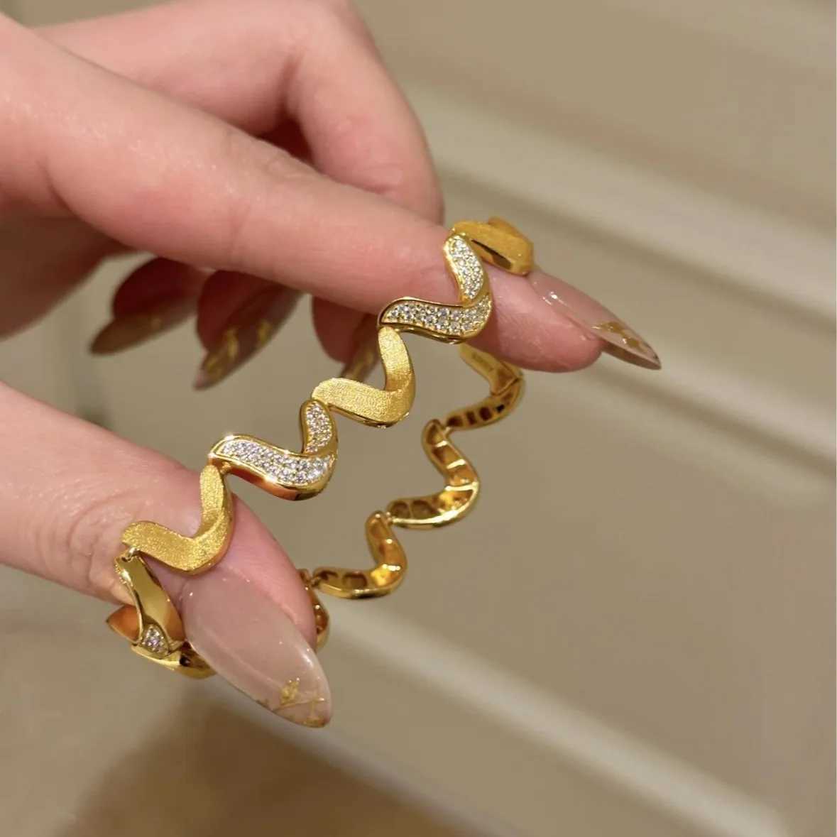 24K niche design sense ripples womens bracelet 9999 light luxury high-end sense point diamond brushed craft bracelet jewelryXJ250315