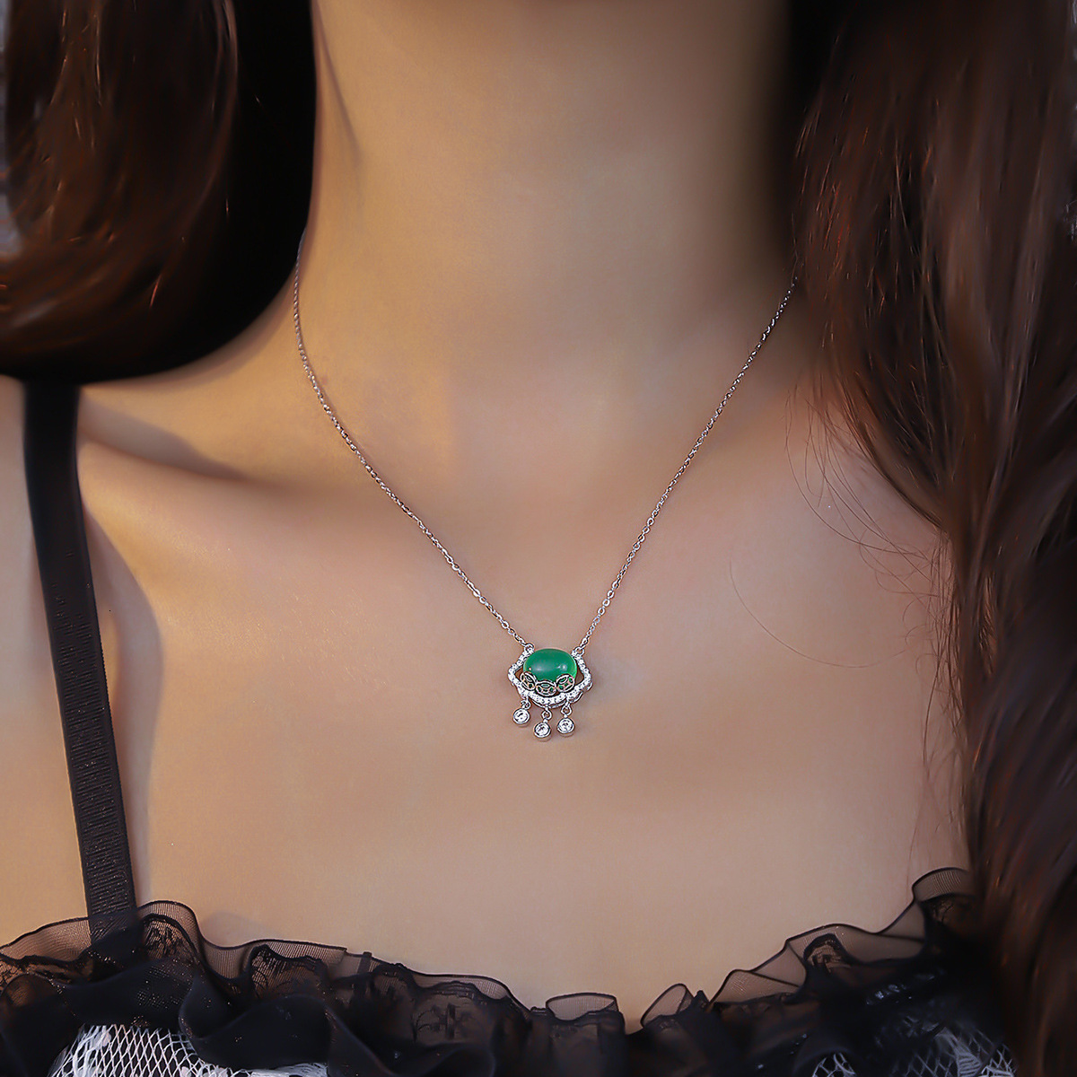 925 Necklace female retro style emerald sterling silver green chalcedonic diamond Peace lock necklace new Chinese clavicle chain jewelry