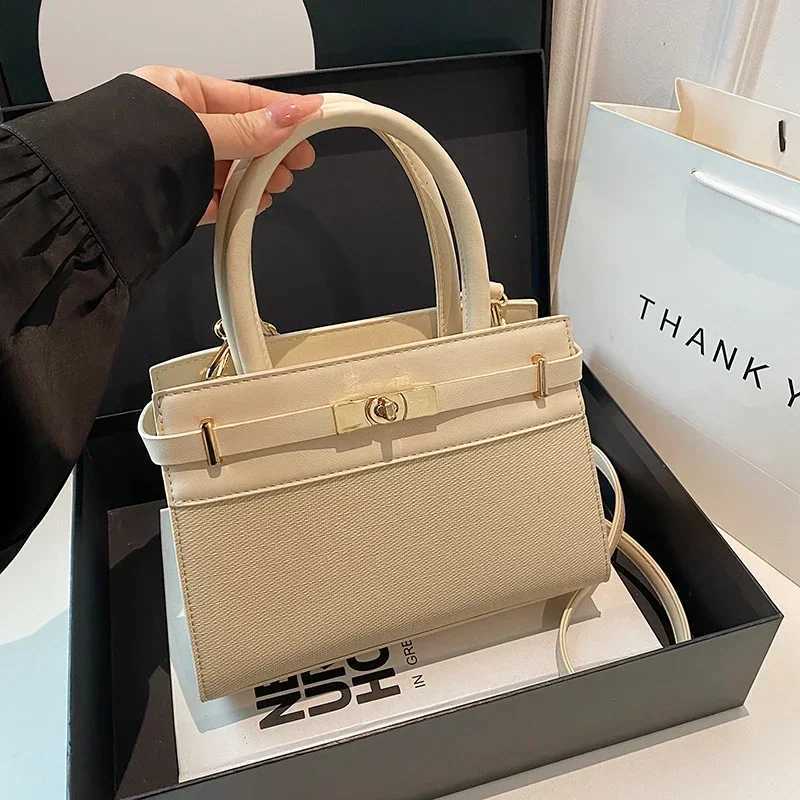 Chic Casual Messenger - Luxury Vintage Leather Purse With Crossbody Strap Minimalist Parisian-Inspired Design Y250315