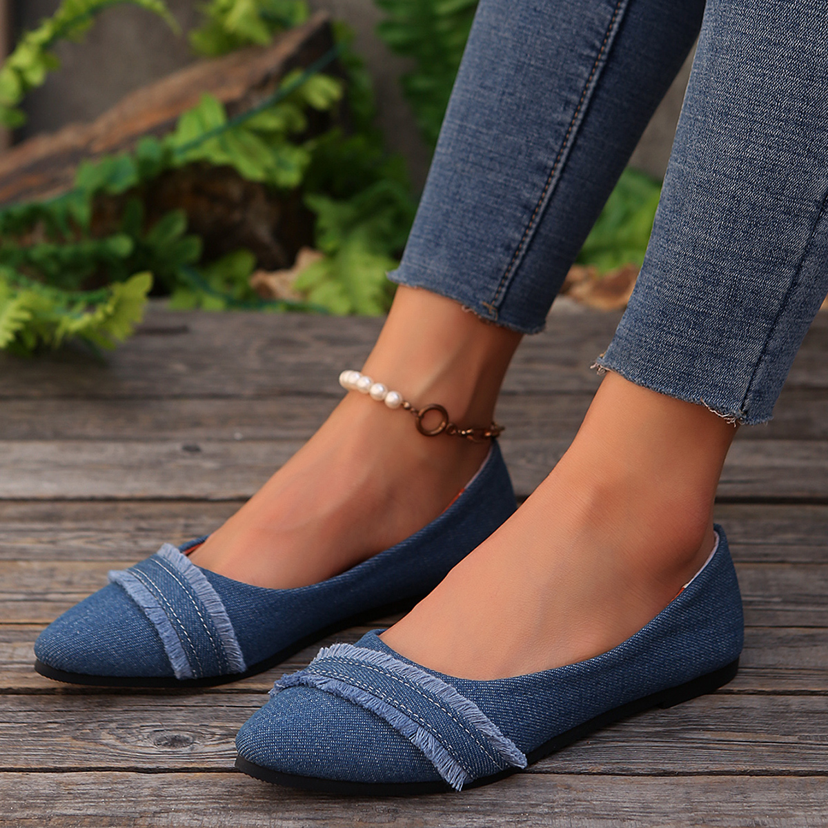 Chic Ladies' Flat Sneakers - Perfect Blend of Style and Functionality