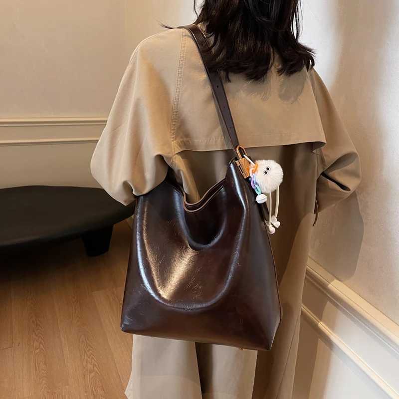 Womens PU leather large capacity bucket bag womens shoulder messenger bag classic simple casual womens handbag Y250315