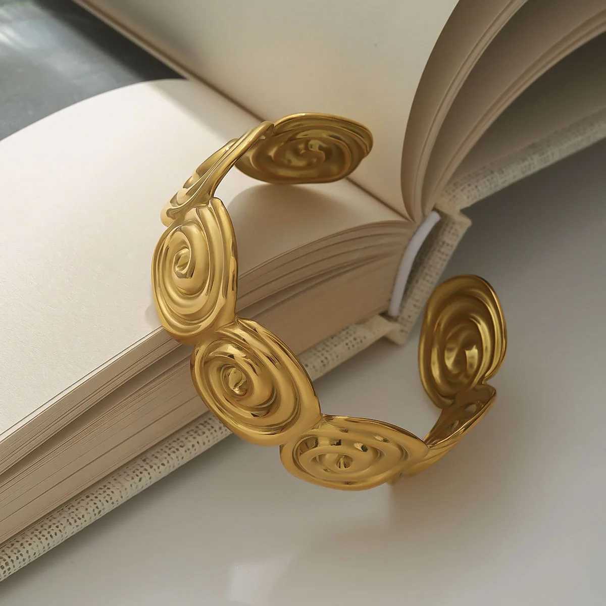 Youthway Minimalist Holiday 18K Gold Plated Stainless Steel Spiral Round Open Bracelet Summer Fashion Womens Jewelry GiftXJ250315