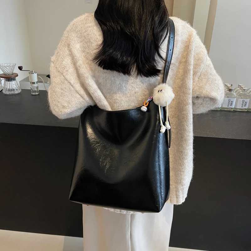 Womens PU leather large capacity bucket bag womens shoulder messenger bag classic simple casual womens handbag Y250315