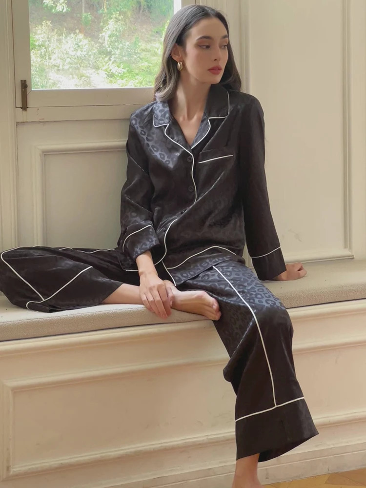Womens Elegant Leopard Pattern Pajama Set Simple Black Long Sleeve Spring Lounge Chair 250313