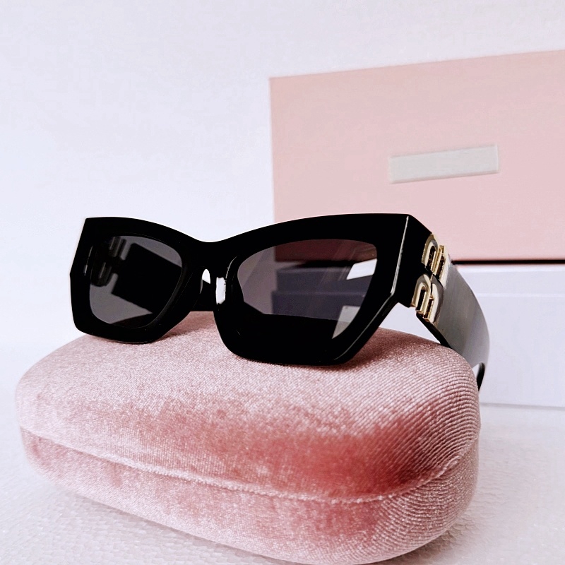 Luxury designer sunglasses for women fashionable and timeless classic style glasses luxurious multi style full frame glasses m039