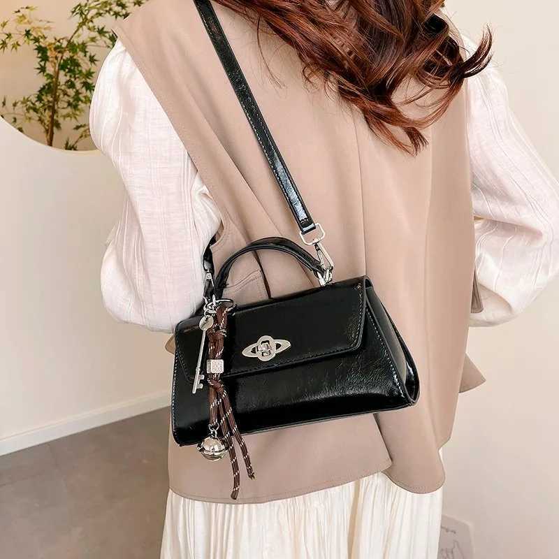 High end leather Cmuter bag - a personalized human messenger for warm minimalist Parisian retro shoppers Y250321
