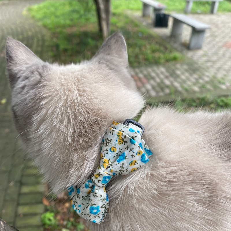 Breakaway Cat Collar with Cute Bow Tie Bell, Small Floral Fragments Cat Tie for Male Female Soft Light Kitty Kitten Collar Ideal for Girl Cats Boy Mal
