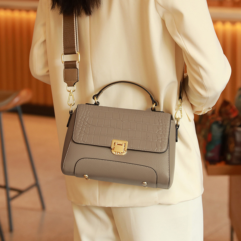Genuine Leather Crocodile Pattern Top Layer Cowhide Shoulder 2024 New Trend Commuting Shopping High-End Feel Hand-Held Crossbody Bag