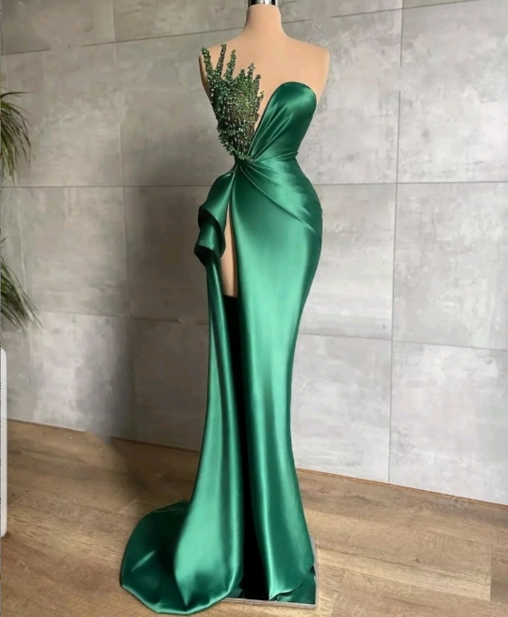 2025 Emerald Green Prom Dresses Side High Slit Long Sexy Evening Gown Beaded Sheer Neckline Custom Made Pleats Satin Mermaid Pageant Party Dress For L