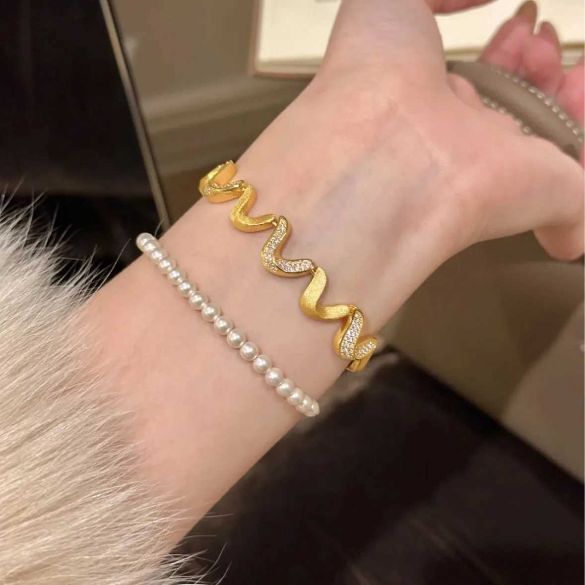 24K niche design sense ripples womens bracelet 9999 light luxury high-end sense point diamond brushed craft bracelet jewelryXJ250315