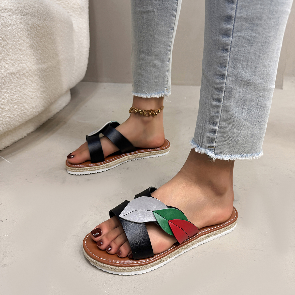 Elegant Women's Open-Toe Flat Sandals - Lightweight and Breathable Footwear for Hot Days